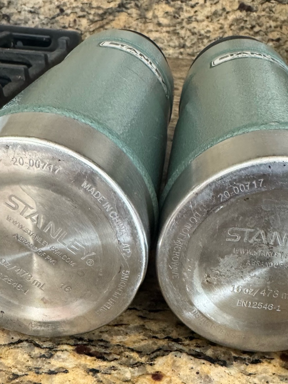 2 Stanley Classic One-Hand Vacuum Mug Travel Tumblers - Picture 4 of 5
